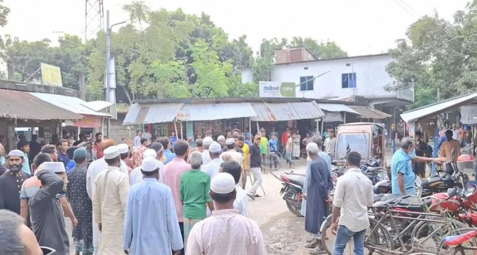 জামায়াতের প্রতিবাদ সমাবেশ চলাকালে লাঠিসোঁটা হাতে বিএনপি নেতাকর্মীদের মহড়া!  জামায়াতের প্রতিবাদ সমাবেশ চলাকালে লাঠিসোঁটা হাতে বিএনপি নেতাকর্মীদের মহড়া!