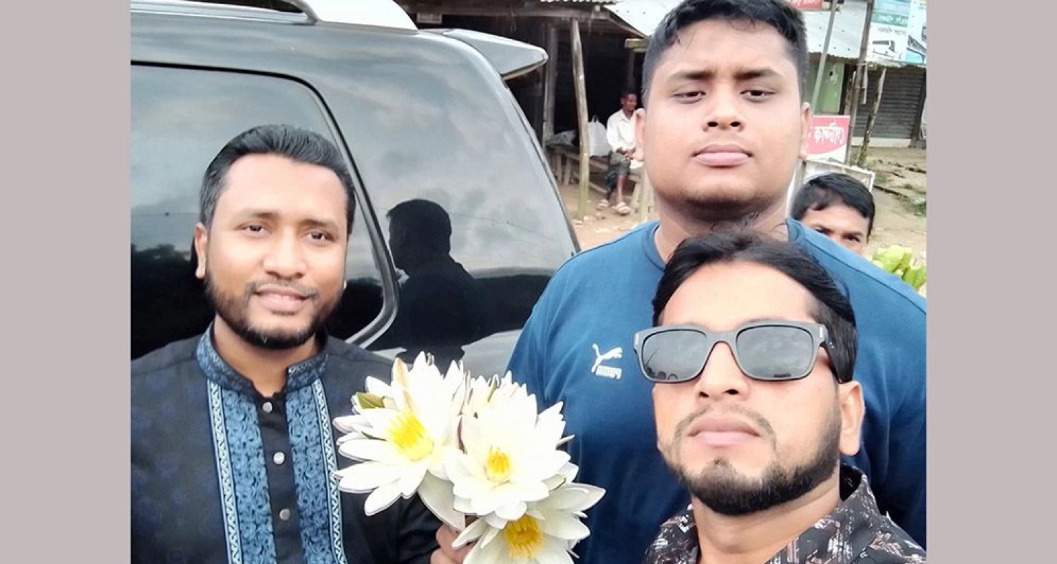 সদ্য ফোটা শাপলা ফুল দিয়ে হাসনাত আবদুল্লাহকে শুভেচ্ছা জানালেন কৃষকরা