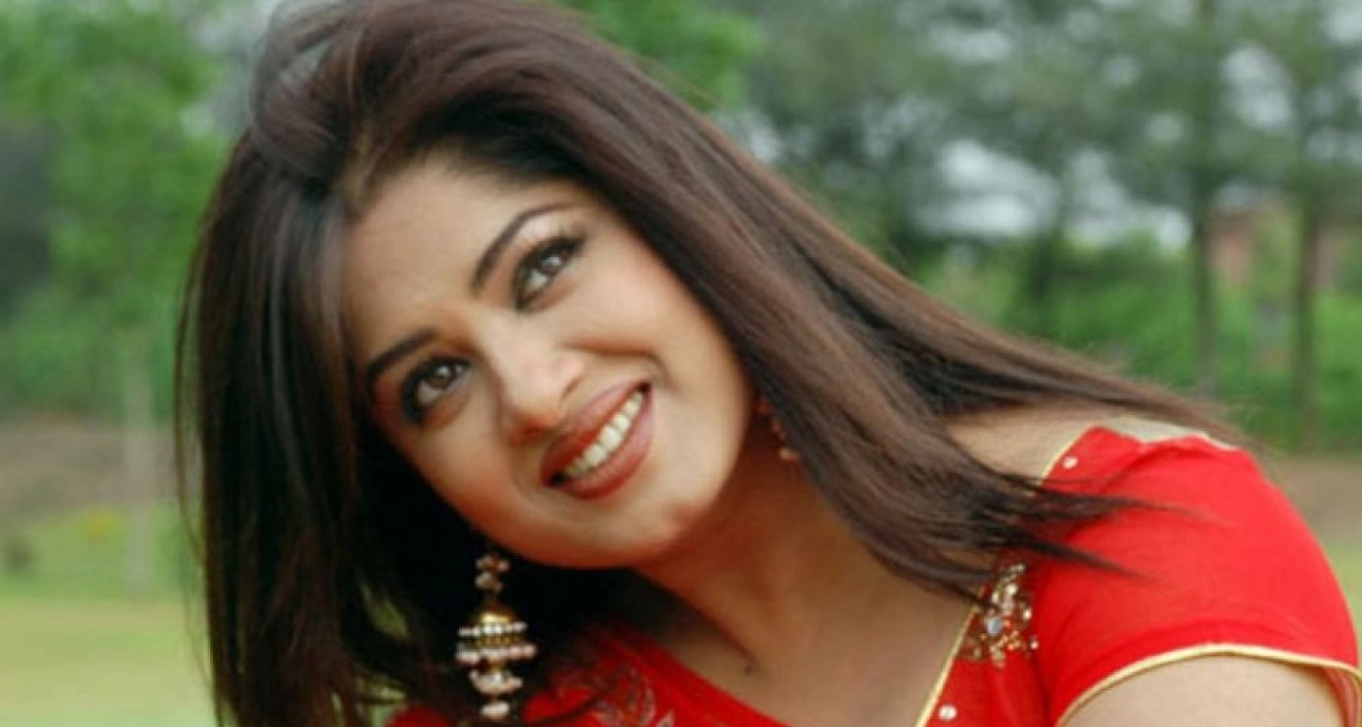 আজ ঢাকাই সিনেমার জনপ্রিয় চিত্রনায়িকা মৌসুমীর জন্মদিন