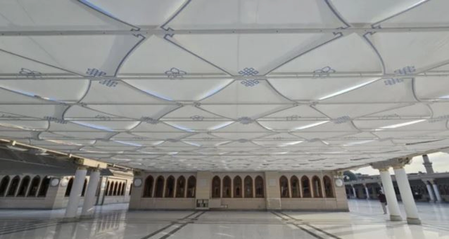 মদিনার মসজিদে নববীর ছাদে নতুন ছাউনি স্থাপন