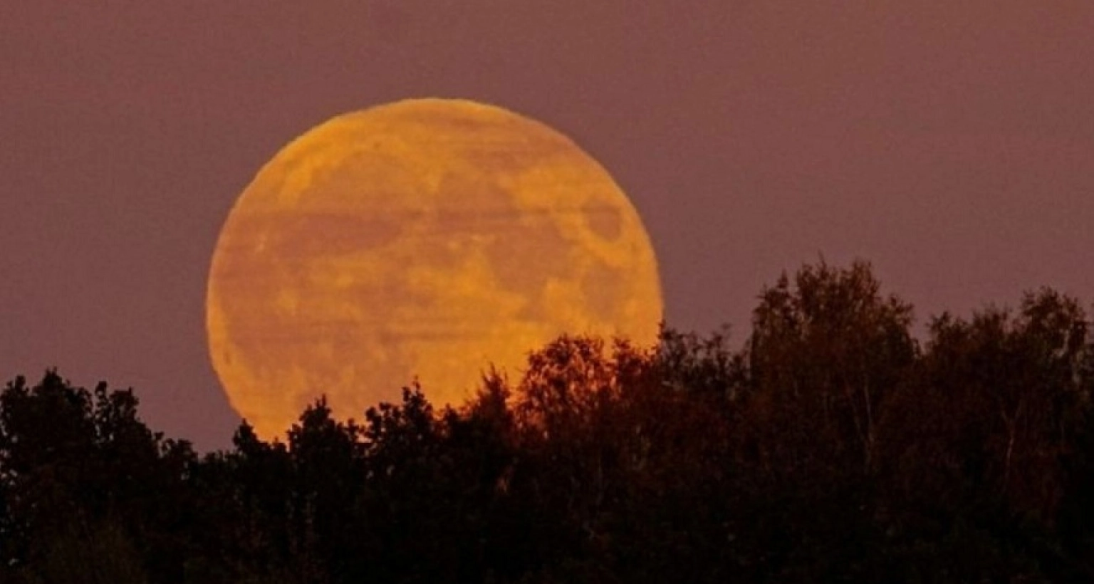 আজ রাতের আকাশে দেখা যাবে সবচেয়ে বড় ও উজ্জ্বল চাঁদ সুপারমুন