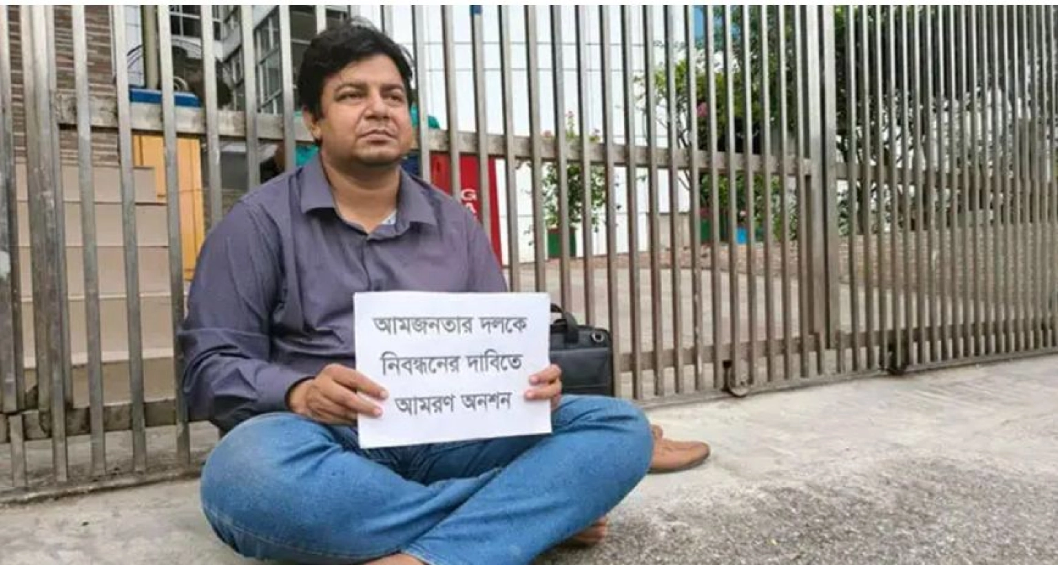 মশার কামড় খেয়ে সারারাত ইসির মেইন ফটকে তারেক রহমান