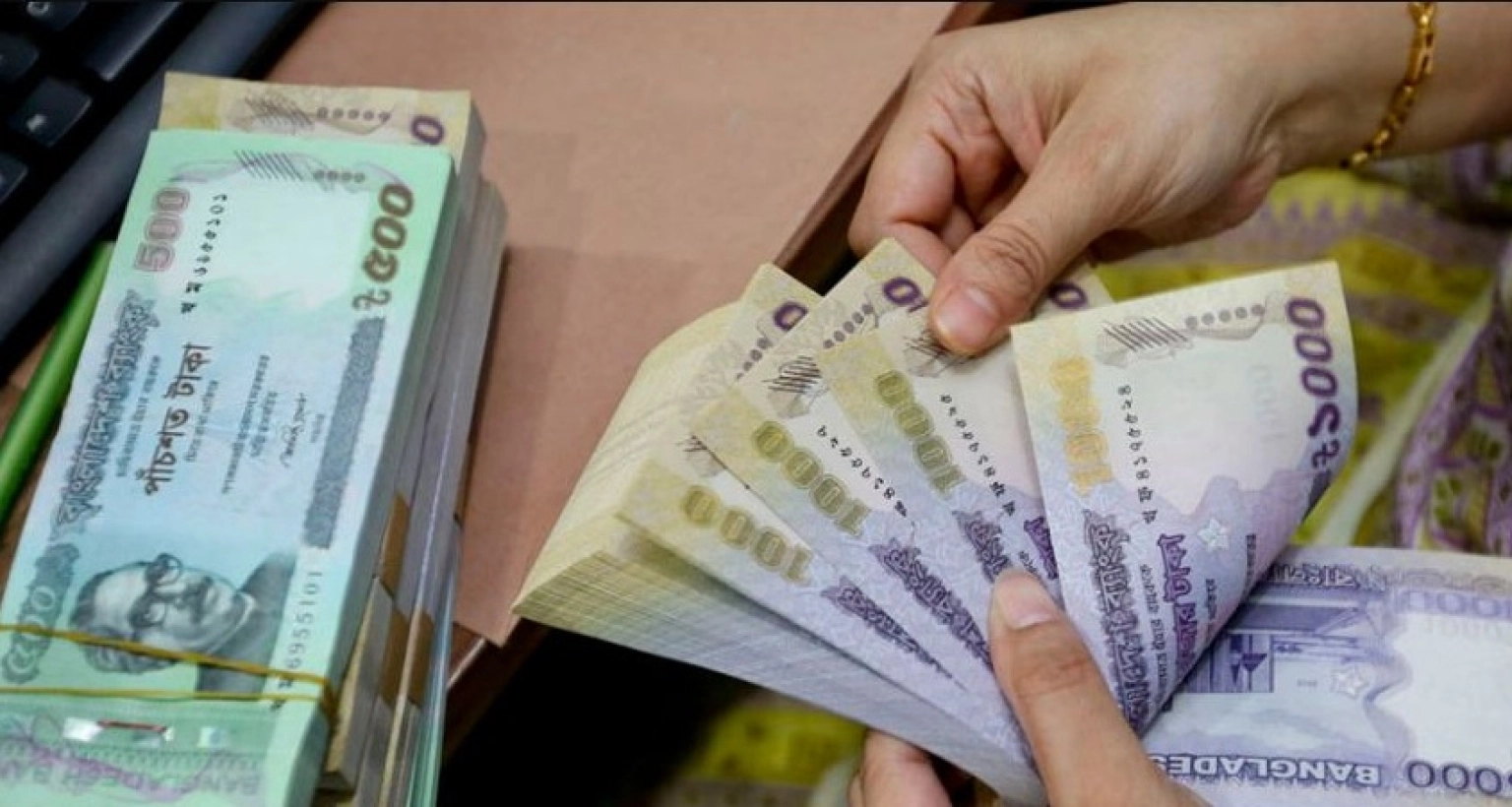 আর্থিক বিপর্যয় নেমে এসেছে ব্যাংকিং খাতে, বড় অসহায় কোট-প্যান্ট-টাই পরা মানুষগুলো 