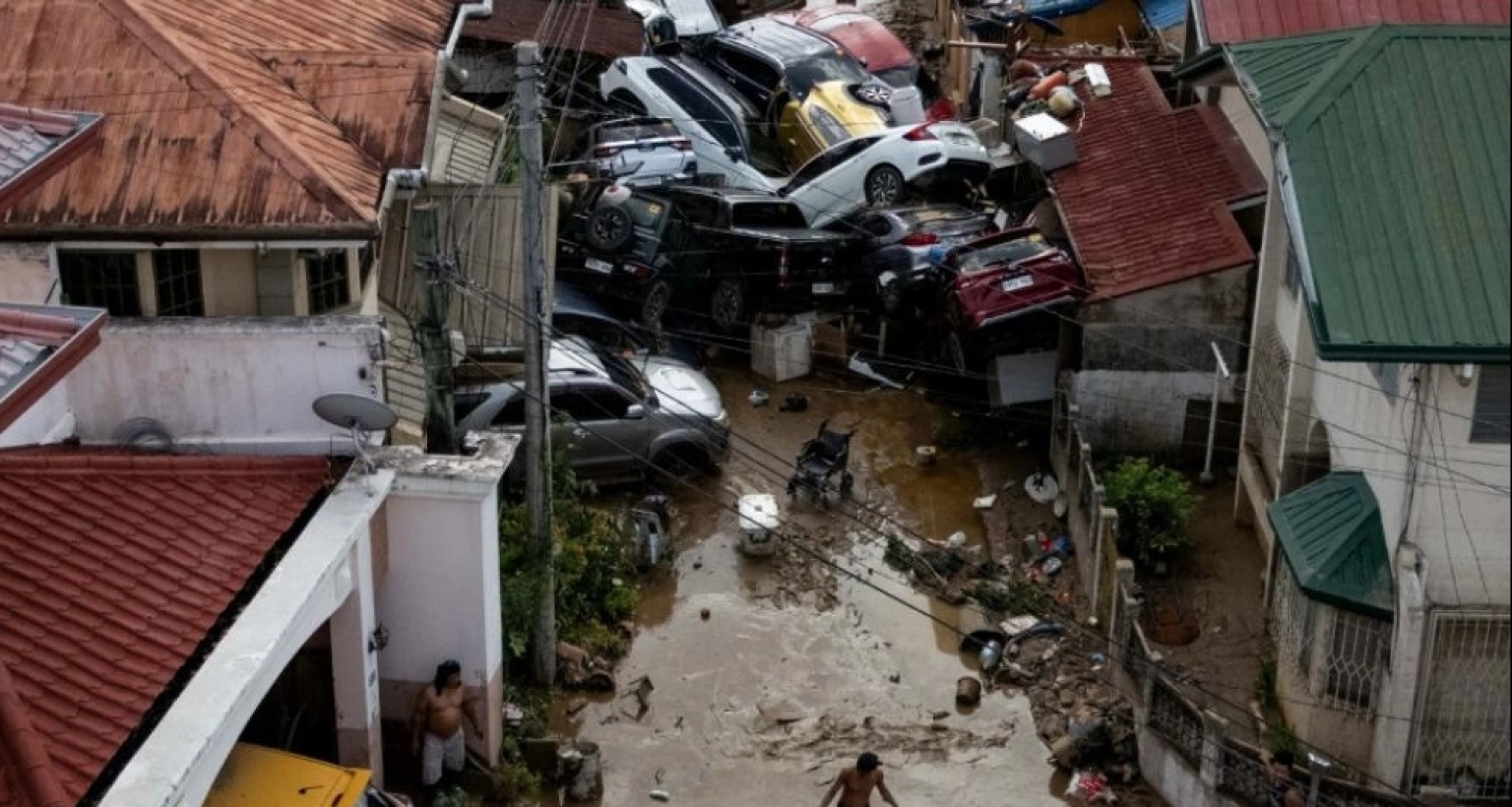ঘূর্ণিঝড় কালমেগির আঘাতে অন্তত ১৪০ জনের মৃত্যু