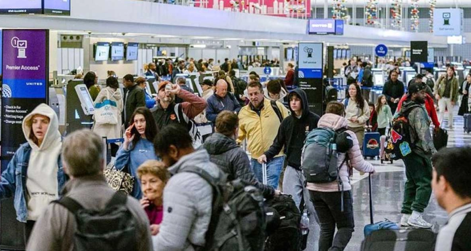 শাটডাউনে হাজারো ফ্লাইট বাতিল যুক্তরাষ্ট্রে