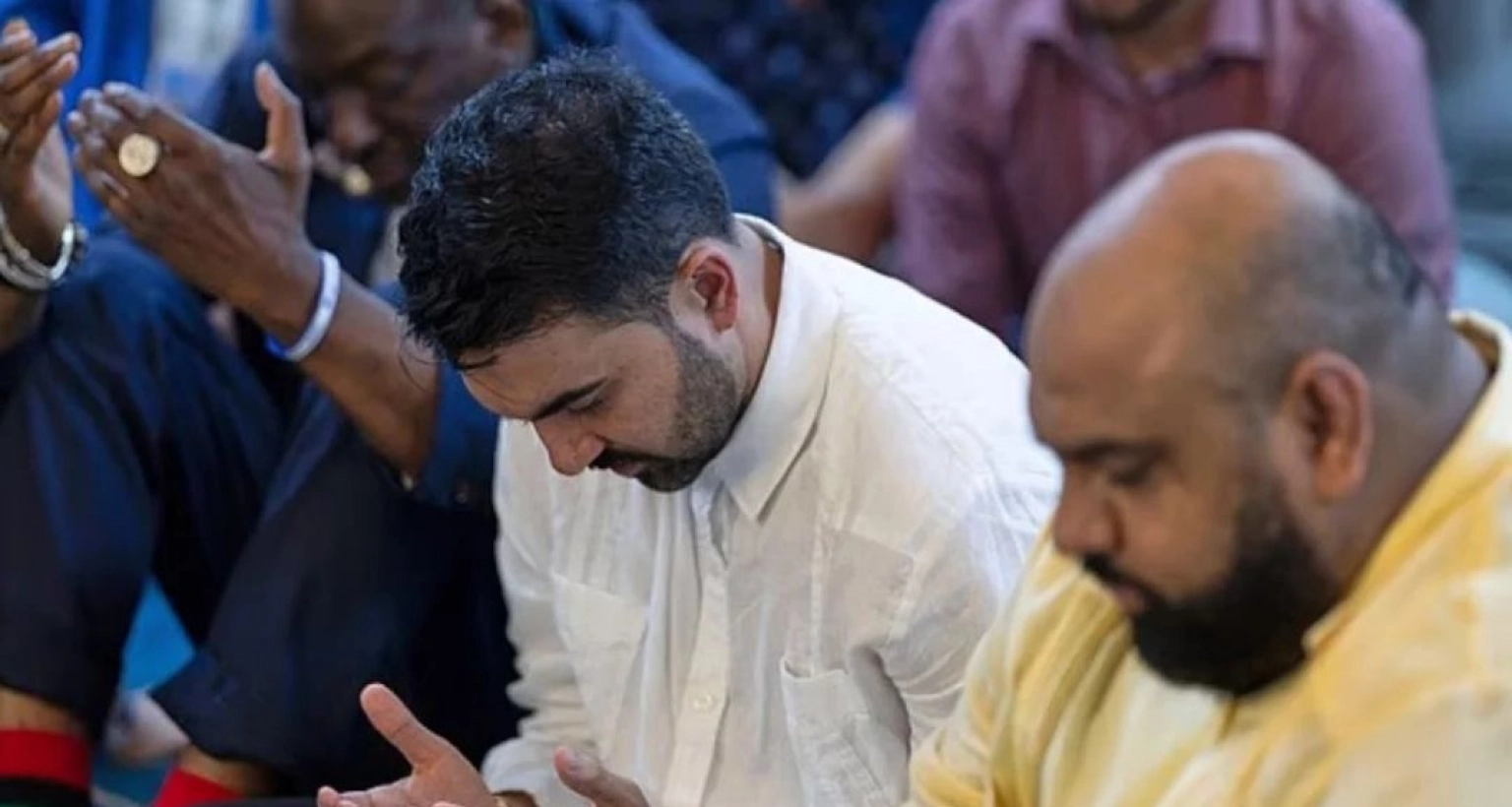 মসজিদে-গিয়ে-মুসল্লিদের-সঙ্গে-নামাজ-পড়লেন-নিউইয়র্ক-সিটির-নবনির্বাচিত-মেয়র