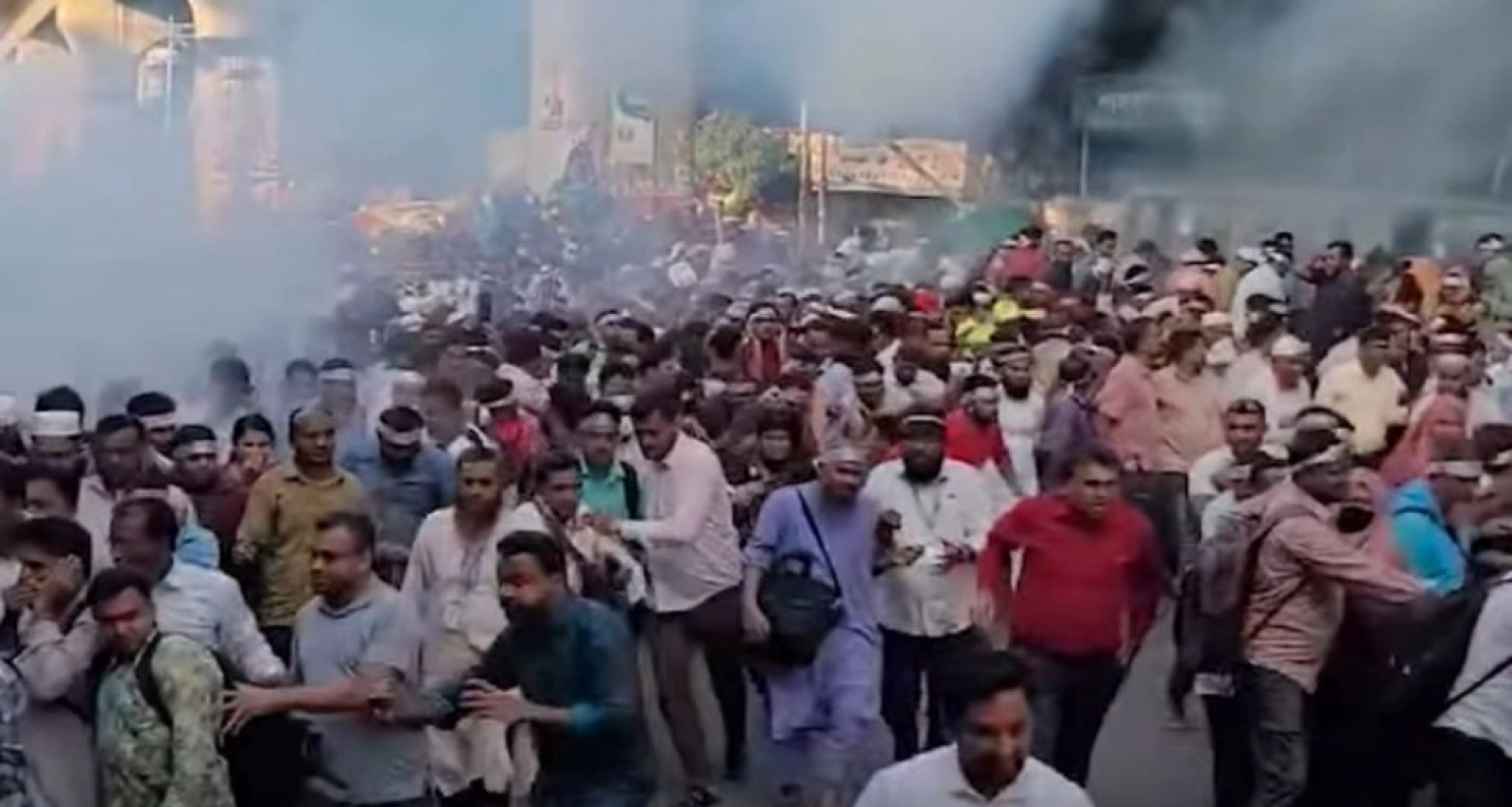 শাহবাগে সাউন্ড গ্রেনেডে ছত্রভঙ্গ প্রাথমিক শিক্ষকরা, আহত অনেকে