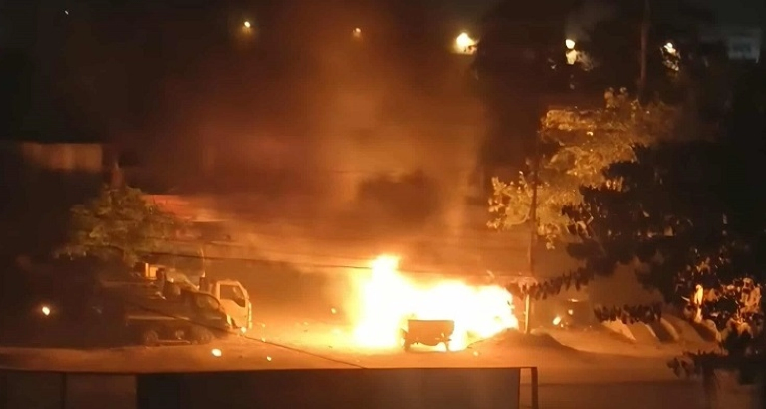 গাড়ির গ্যারেজে আগুন, একের পর এক বিস্ফোরণ