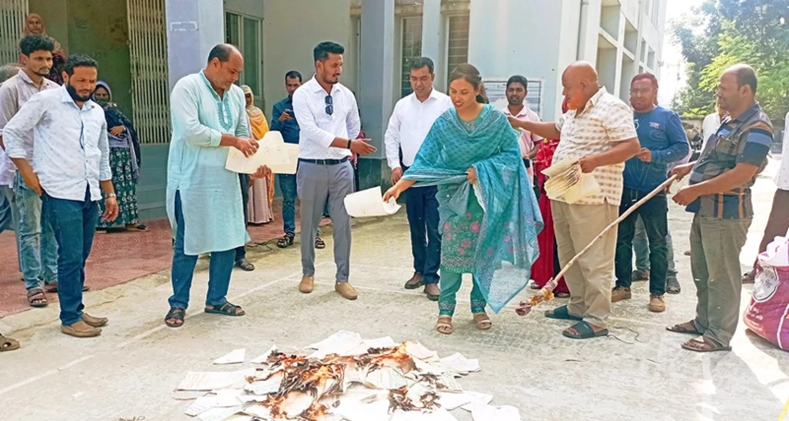 আগুনে পোড়ানো হলো ১ হাজার ৫০০ দলিল
