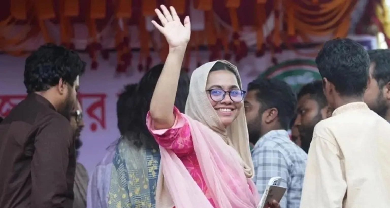 ভাবতেই শরম লাগে, নিজের টাকায় বানানো পোস্টারে লিখতে হয় ‘প্রচারে এলাকাবাসী’