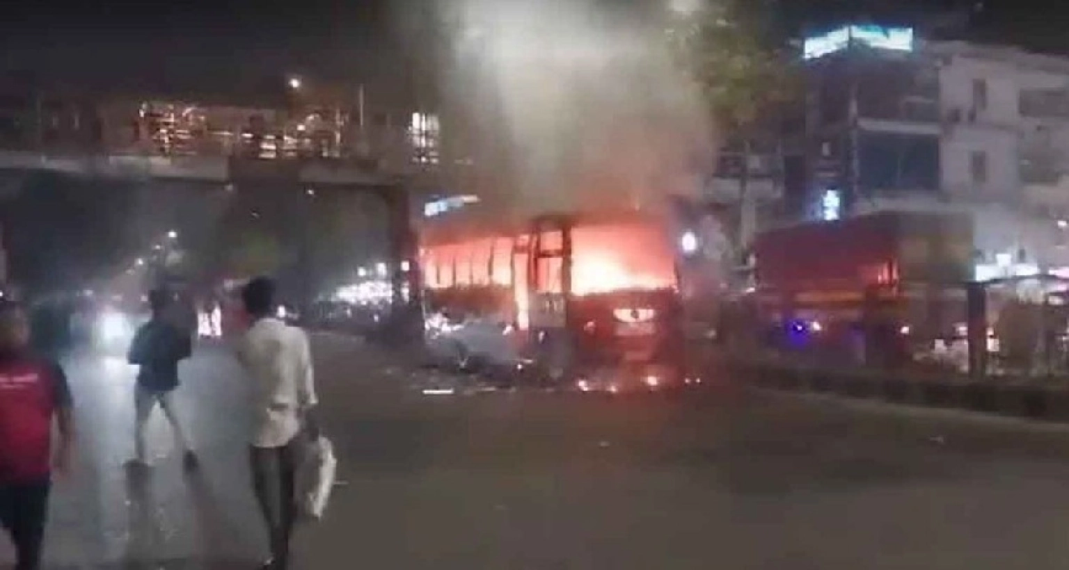 ধানমন্ডিতে ল্যাবএইড হাসপাতালের সামনে বাসে আগুন