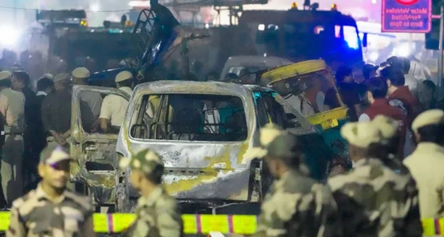 ঐতিহাসিক লালকেল্লার কাছে যাত্রীবাহী গাড়িতে ভয়াবহ বিস্ফোরণে প্রাণহানির সংখ্যা বেড়ে ১৩