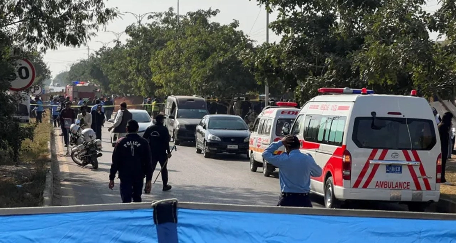 পাকিস্তানে আদালতের বাইরে আত্মঘাতী বিস্ফোরণ, নিহত ১২