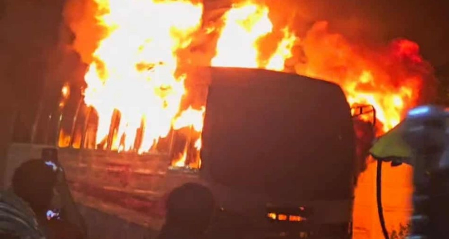 সূত্রাপুর ফায়ার সার্ভিসের সামনে বাসে আগুন