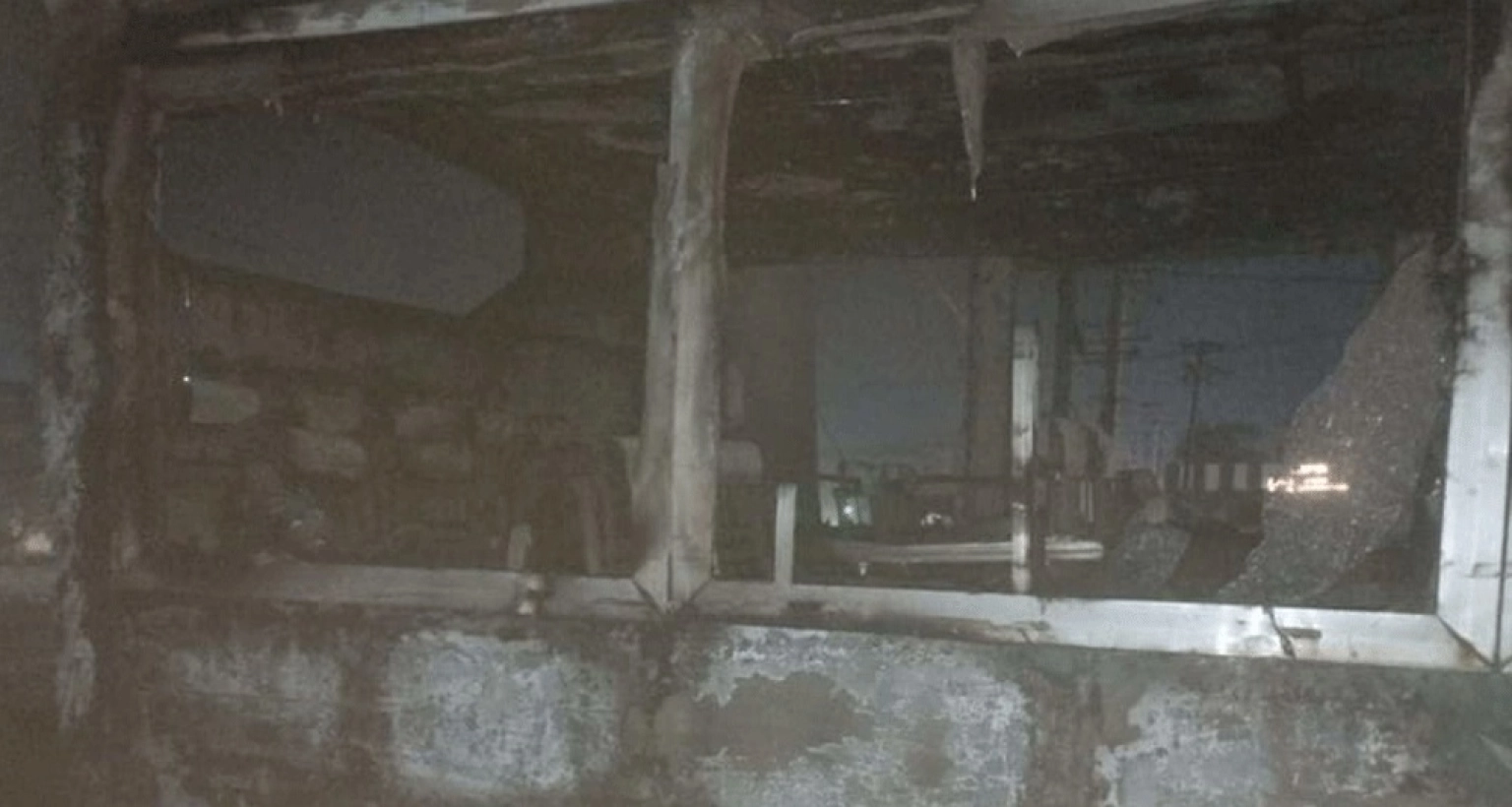 গাজীপুরে রাস্তার পাশে দাঁড়িয়ে থাকা বাসে আগুন