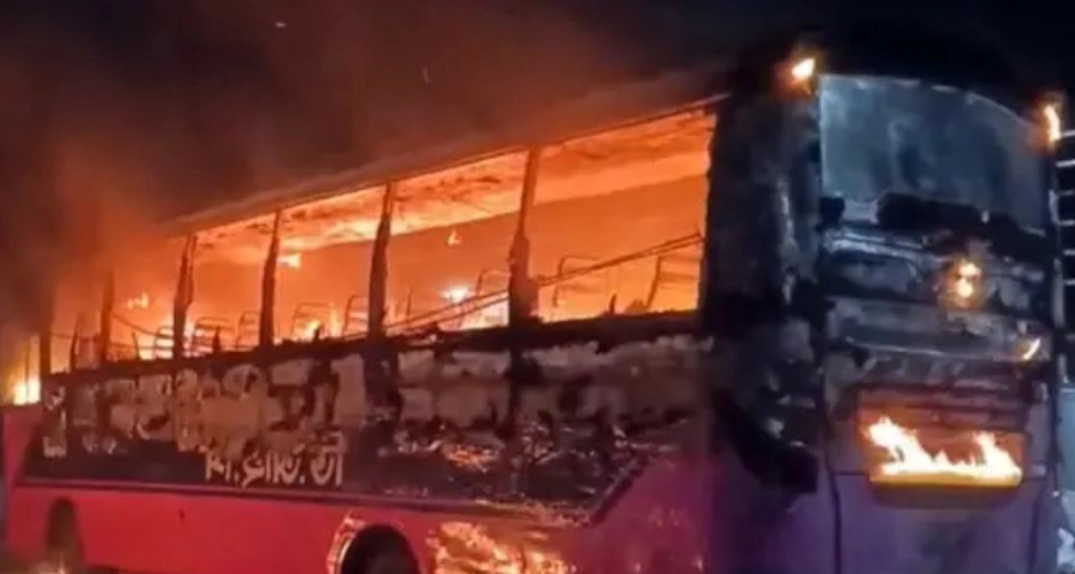 ঢাকা- টাঙ্গাইল মহাসড়কে বাসে আগুন 