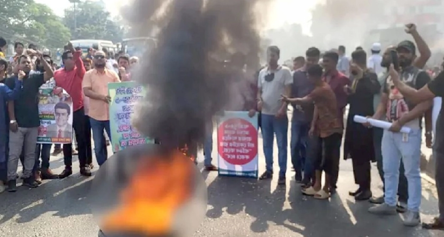 টায়ারে আগুন দিয়ে ঢাকা-ময়মনসিংহ মহাসড়ক অবরোধ, বন্ধ যান চলাচল