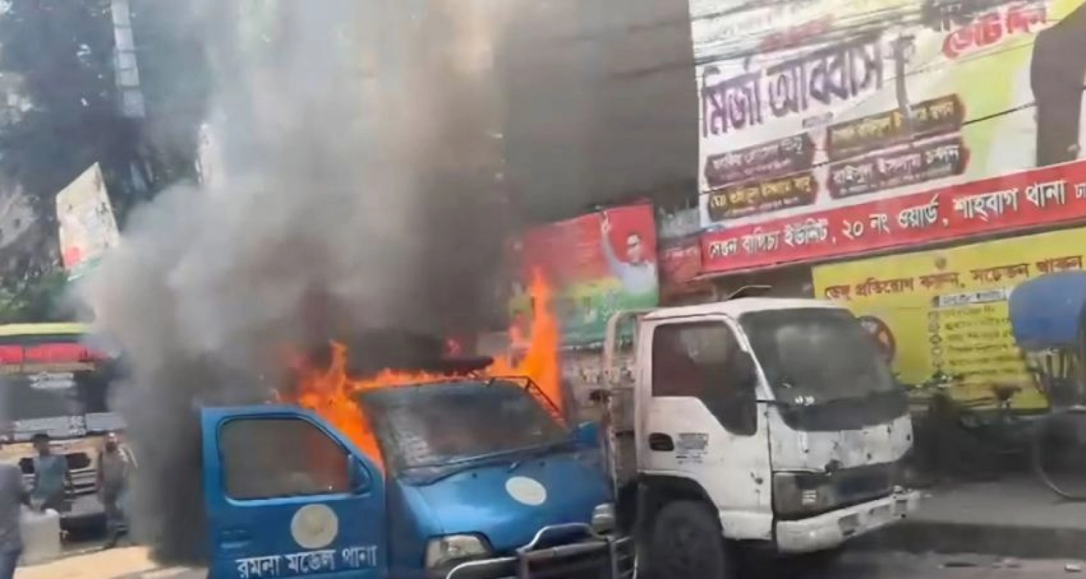 রমনা থানার সামনে পুলিশের গাড়িতে আগুন,যা জানাল ডিএমপি