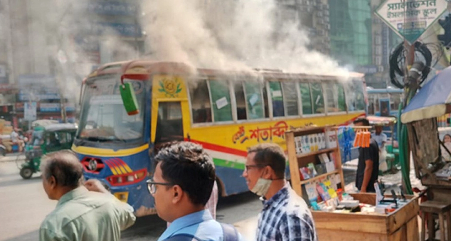 মিরপুর সনি সিনেমা হলের সামনে বাসে এবার আগুন