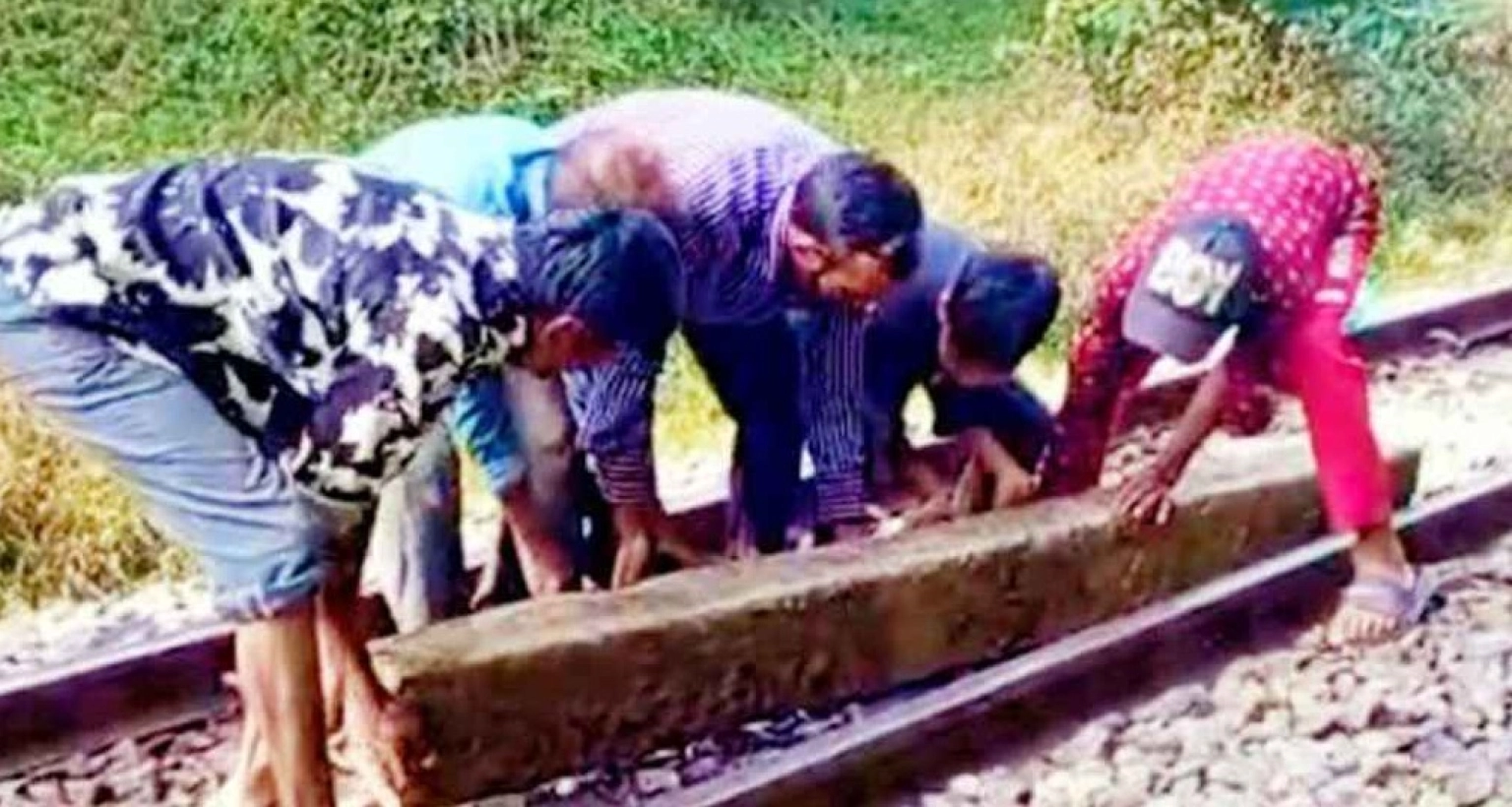 রেললাইনের ওপর স্লিপার ফেলে ট্রেন দুর্ঘটনার চেষ্টা