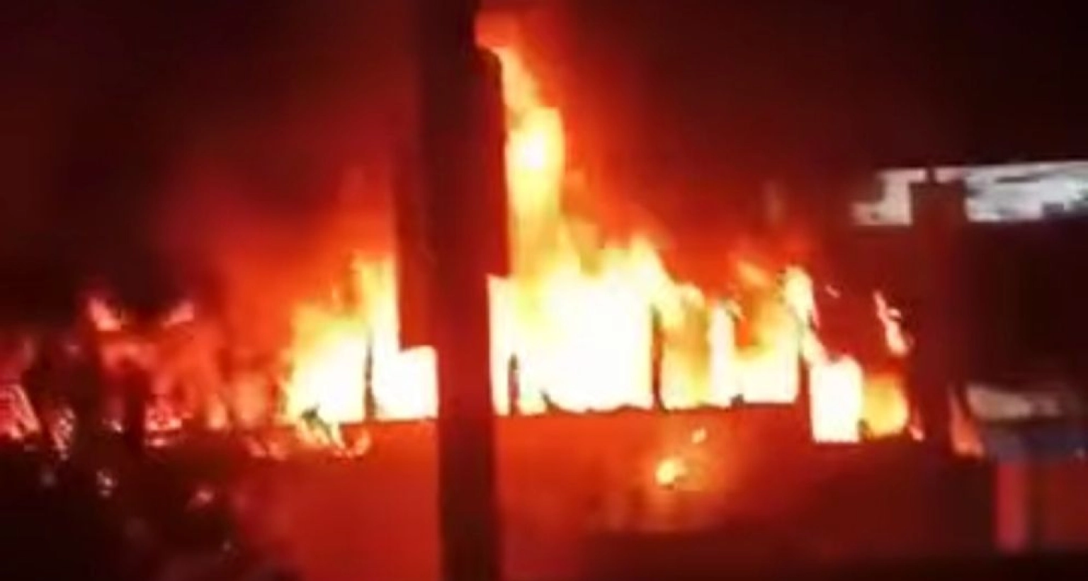 রাজধানীর ধোলাইপাড়ে বাসে আগুন