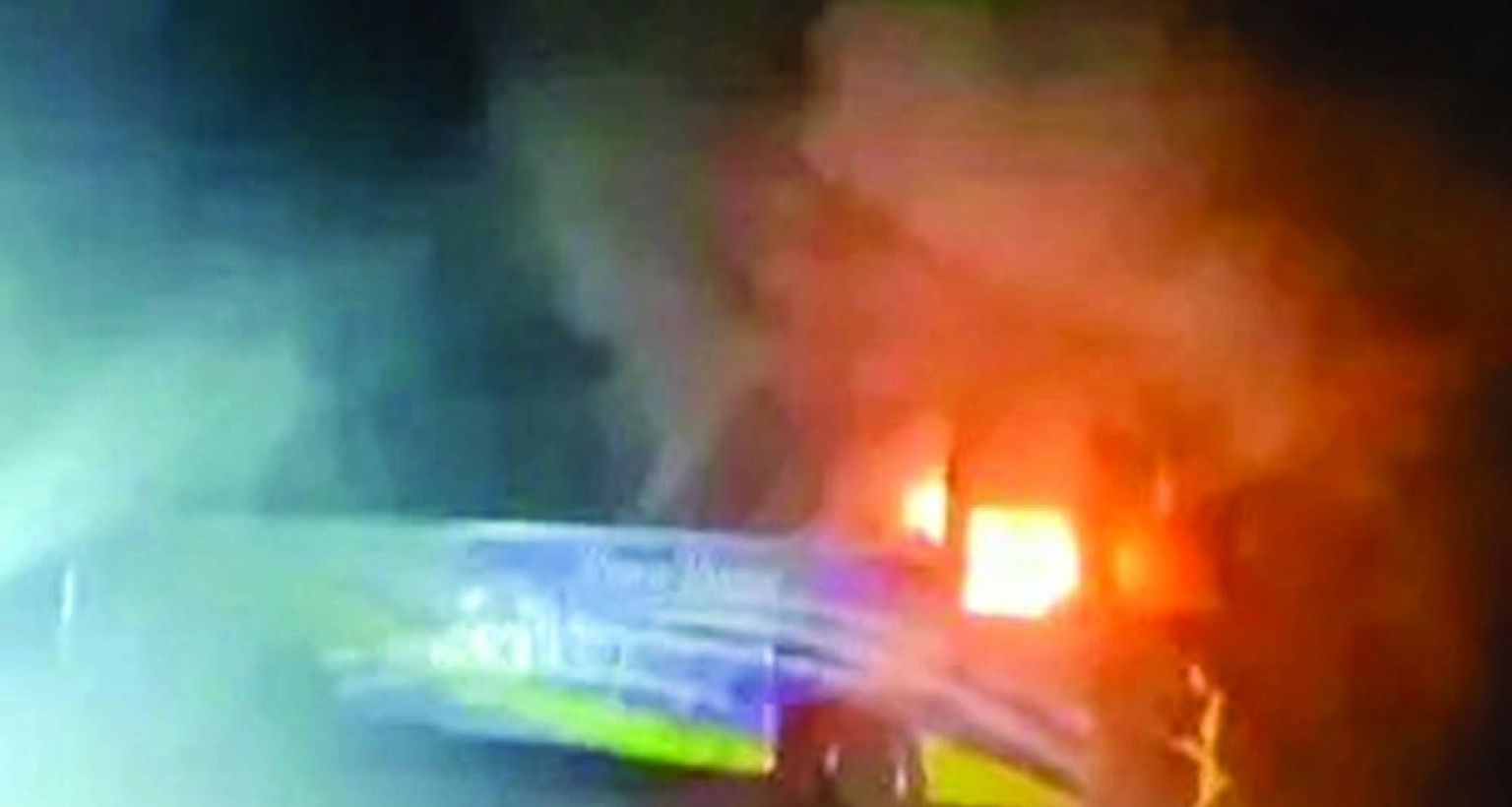 ঢাকা-চট্টগ্রাম মহাসড়কে দাঁড়িয়ে থাকা বাসে আগুন