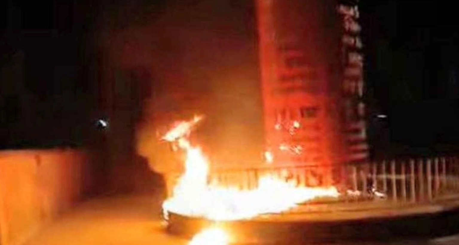 এবার জুলাই শহীদ স্মৃতিস্তম্ভে পেট্রল বোমা নিক্ষেপ করে অগ্নিসংযোগ!