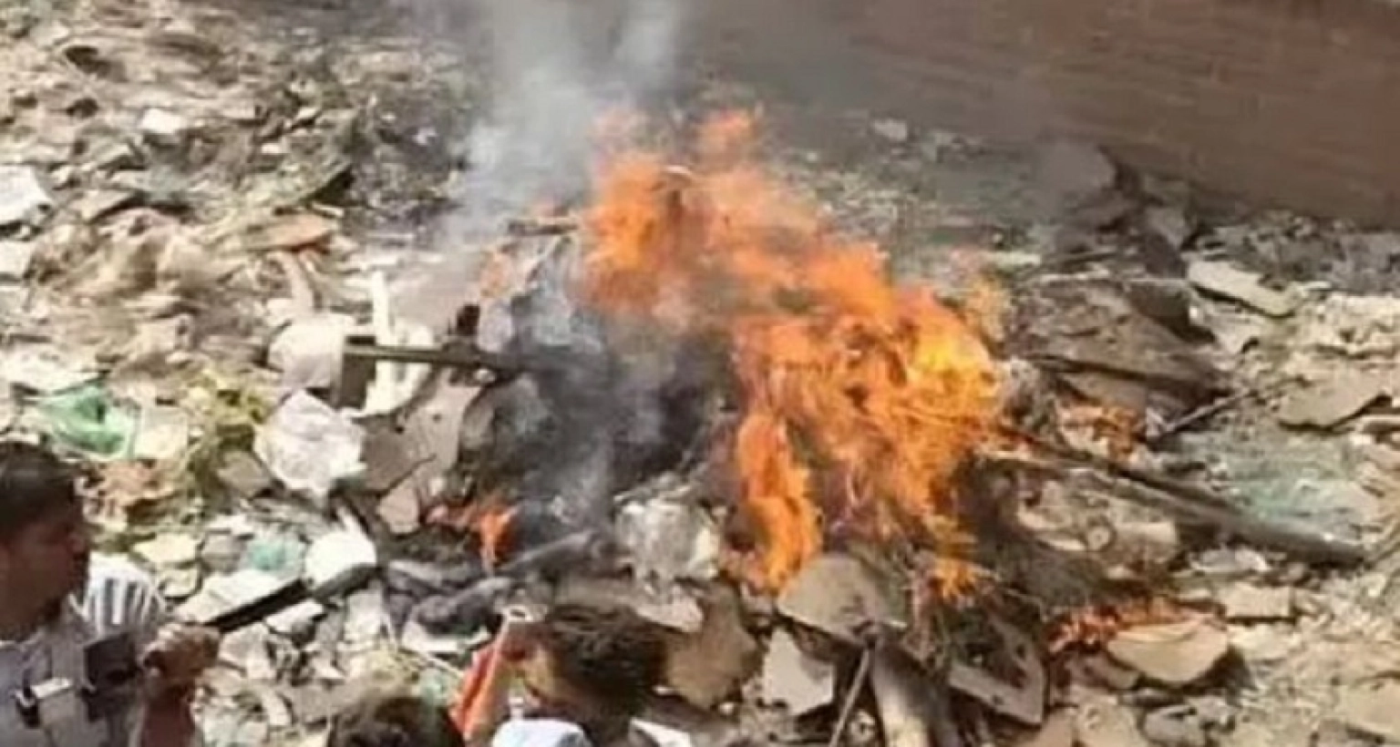 আওয়ামী লীগের কেন্দ্রীয় কার্যালয়ে আগুন দিয়েছে বিক্ষুব্ধ জনতা