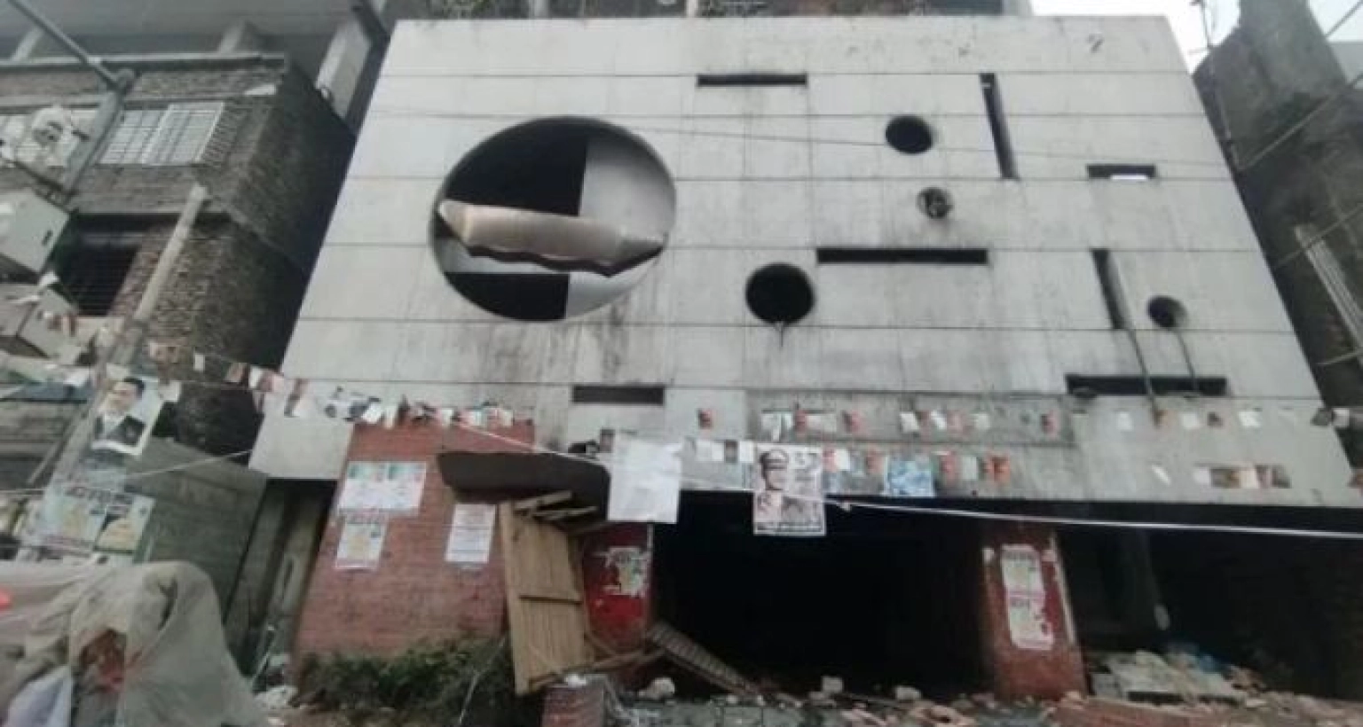 বিক্ষুব্ধ জনতার স্লোগান দিতে থাকেন—‘গোপালগঞ্জের গোলাপি আর কতকাল জ্বালাবি’