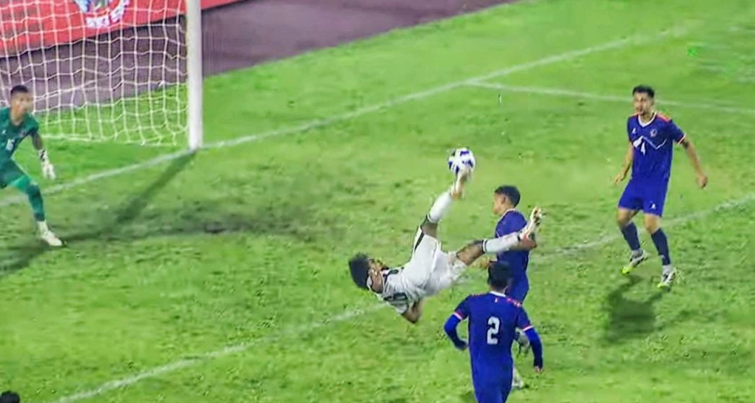 মাত্র ৪ মিনিটে হামজার দুই গোল, এগিয়ে বাংলাদেশ