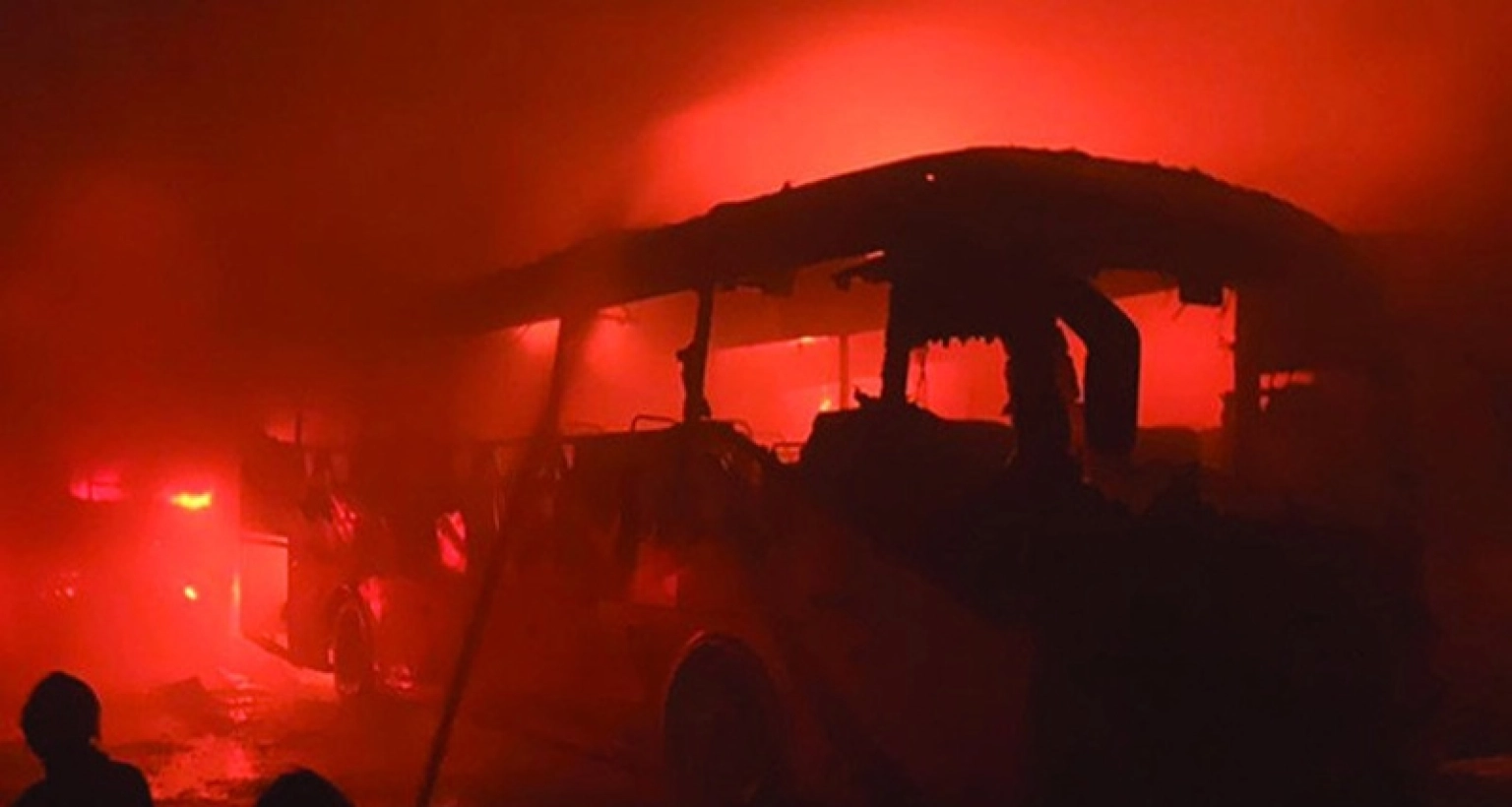 বাসে আগুন দিয়ে পালানোর সময় যুবকের মৃত্যু