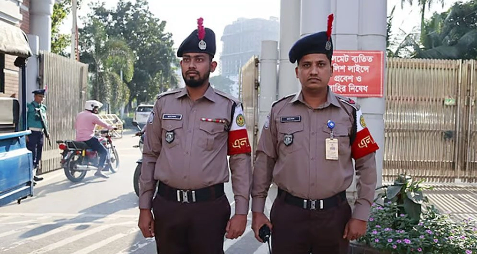 আজ থেকে নতুন পোশাকে নেমেছে পুলিশ
