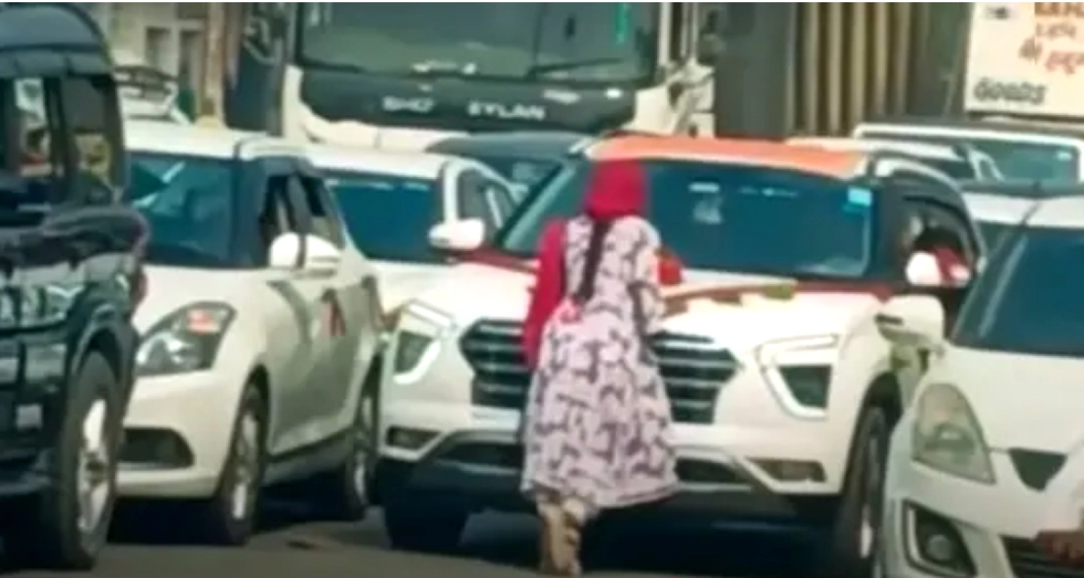 ব্যস্ত রাস্তার মাঝে বরের গাড়ি আটকে দিলেন প্রাক্তন প্রেমিকা