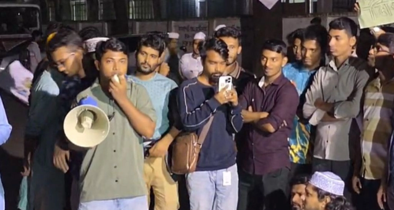 শিক্ষার্থীদের বিক্ষোভে হঠাৎ উত্তাল ঢাকা বিশ্ববিদ্যালয়, ১৫ মিনিটের আলটিমেটাম