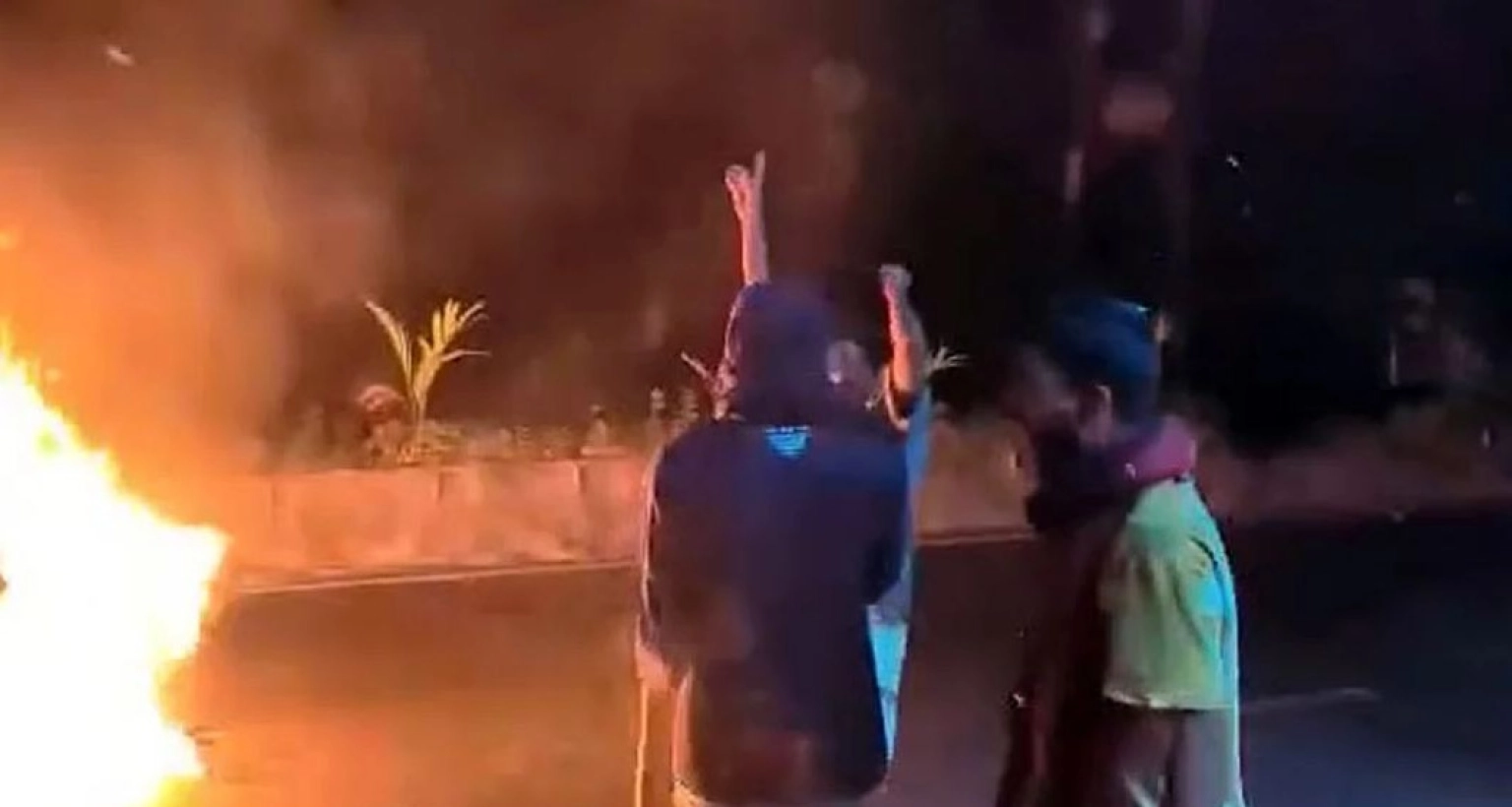 টায়ার জ্বালিয়ে সড়ক অবরোধের চেষ্টা নিষিদ্ধ ছাত্রলীগের নেতা-কর্মীদের, কয়েকটি বিস্ফোরণ