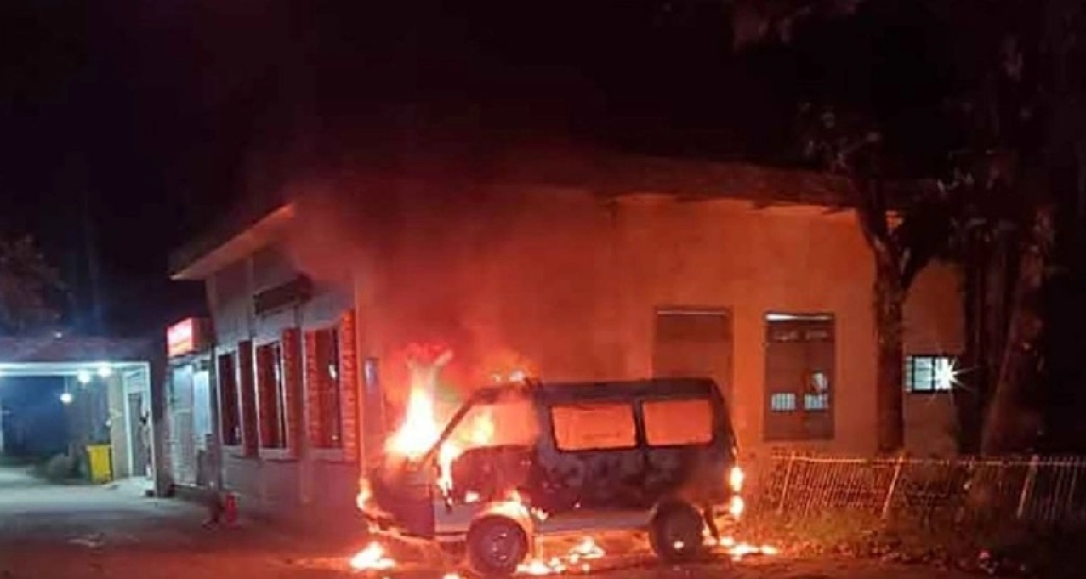 এবার অ্যাম্বুল্যান্সে দেওয়া হলো আগুন! যা দেখা গেল সিসিটিভি ফুটেজে