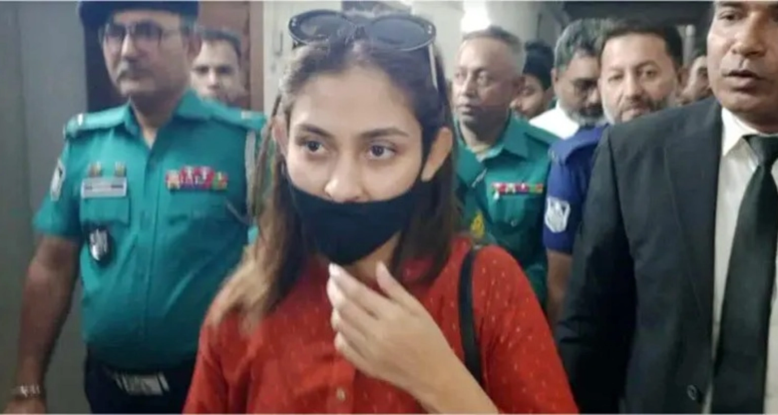 আদালতে আত্মসমর্পণ করে জামিন পেলেন মেহজাবীন চৌধুরী