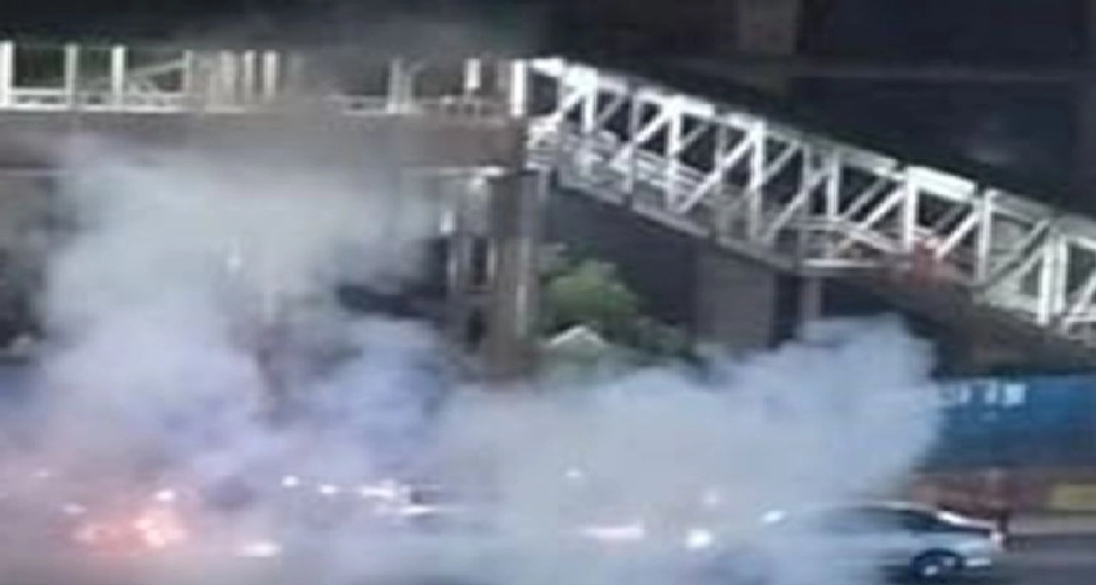 এবার ককটেল বিস্ফোরণ মেট্রো স্টেশনের নিচে