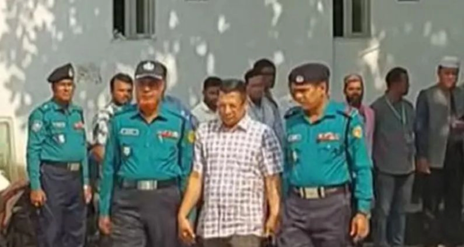 আসামি-থেকে-রাজসাক্ষী-হওয়া-সাবেক-আইজিপি-মামুনকে-নেওয়া-হলো-ট্রাইব্যুনালে