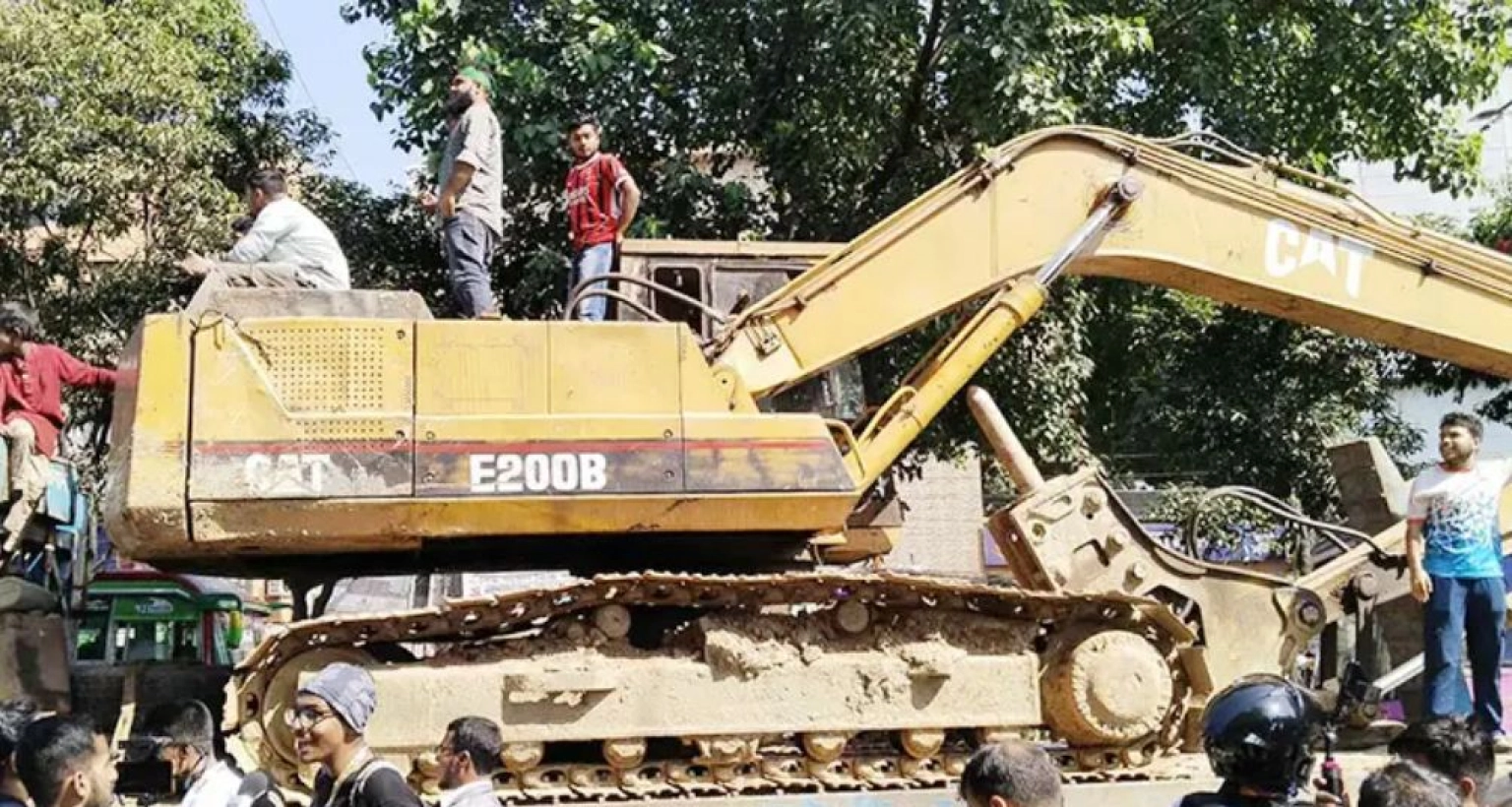 ধানমন্ডি-৩২ নম্বরের বাড়ি ভাঙতে এক্সকাভেটর নিয়ে হাজির বিক্ষুব্ধ ছাত্রজনতা