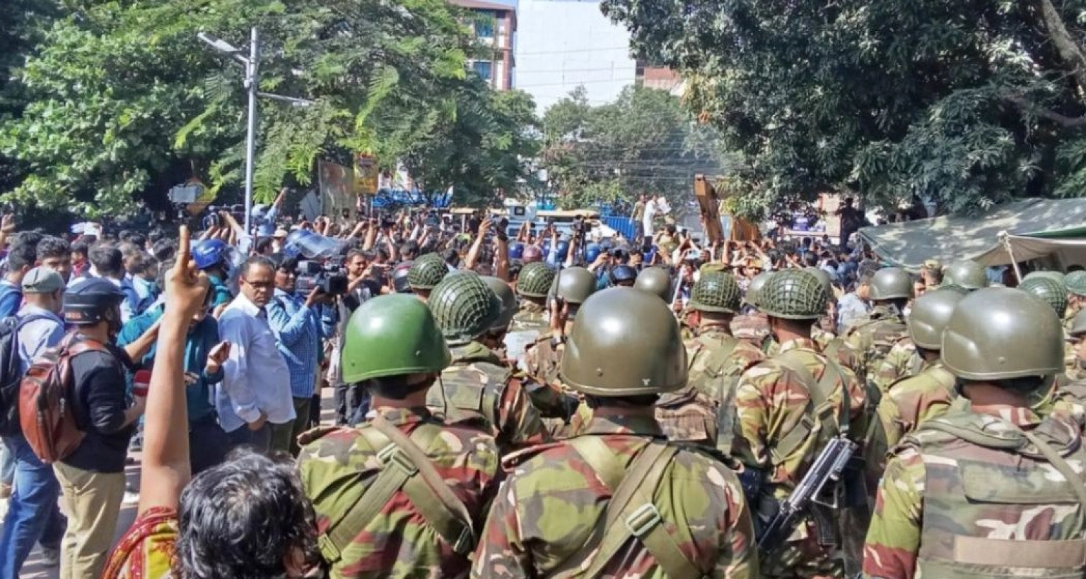 দুটি বুলডোজার ধানমণ্ডি-৩২-এ প্রবেশের চেষ্টা করলে রুখে দিয়েছে সেনাবাহিনী