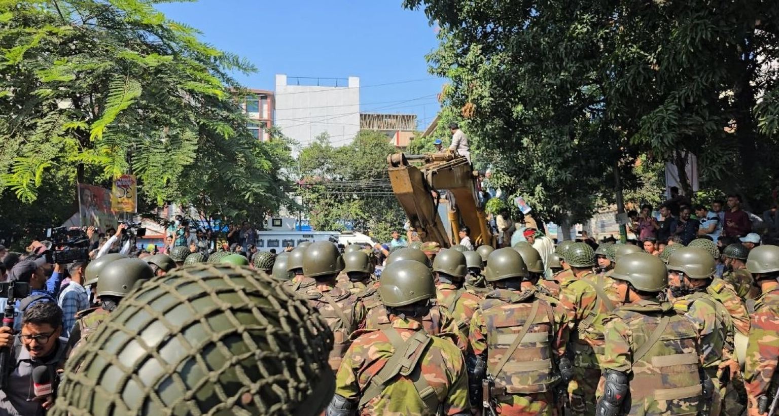 এক্সকাভেটর নিয়ে ধানমন্ডি ৩২-র দিকে এগোতে চাইলে সেনাবাহিনী ও পুলিশের ধাওয়া 