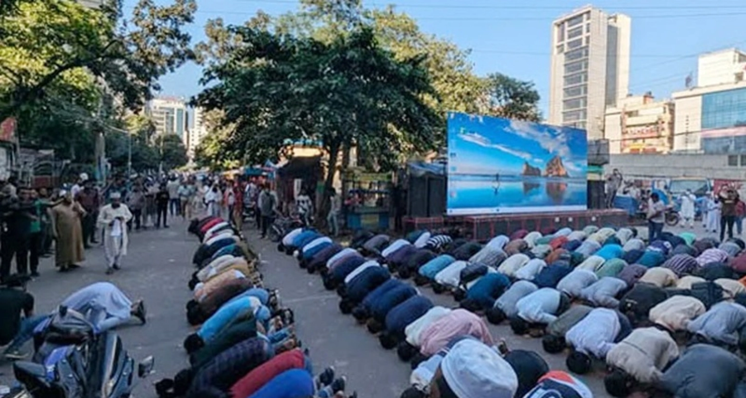 শেখ হাসিনার মৃত্যুদণ্ডের রায় শুনে সেজদায় লুটিয়ে পড়লেন ছাত্র-জনতা