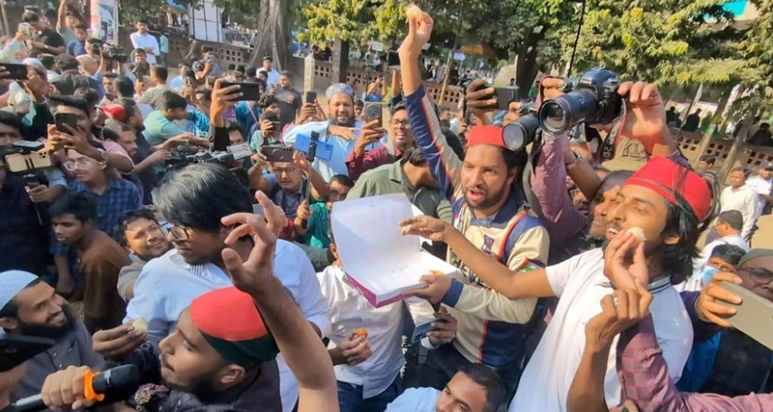 শেখ হাসিনার মৃত্যুদণ্ডের রায়ে খুশিতে মিষ্টি বিতরণ