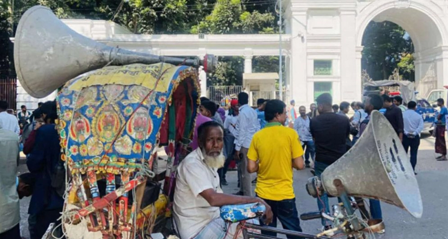 শেখ হাসিনার সন্ধান চেয়ে মাইকিং