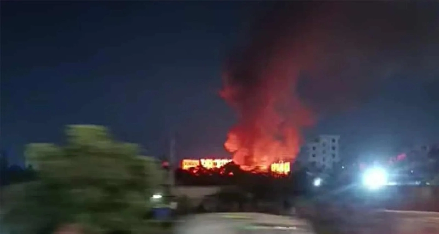 রাজধানীতে এক রিকশা গ্যারেজে আগুন