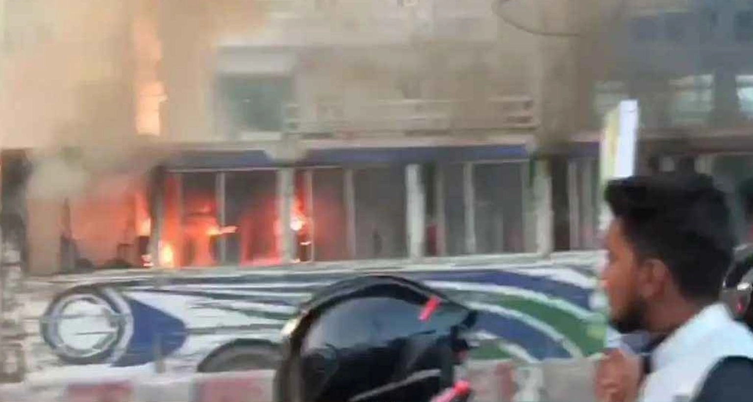 চলন্ত বাসে আগুন, অল্পের জন্য রক্ষা পেলেন চালক