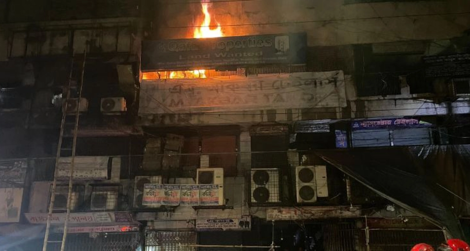 মধ্যরাতে গুলিস্তানে মার্কেটে আগুন