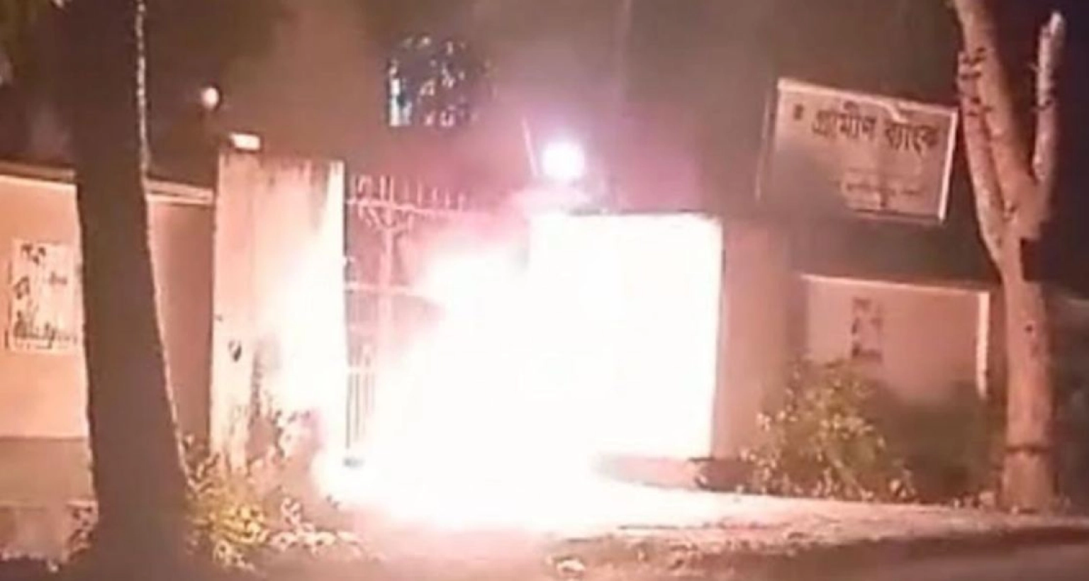 রাণীনগরে গ্রামীণ ব্যাংকের সামনে আগুন 