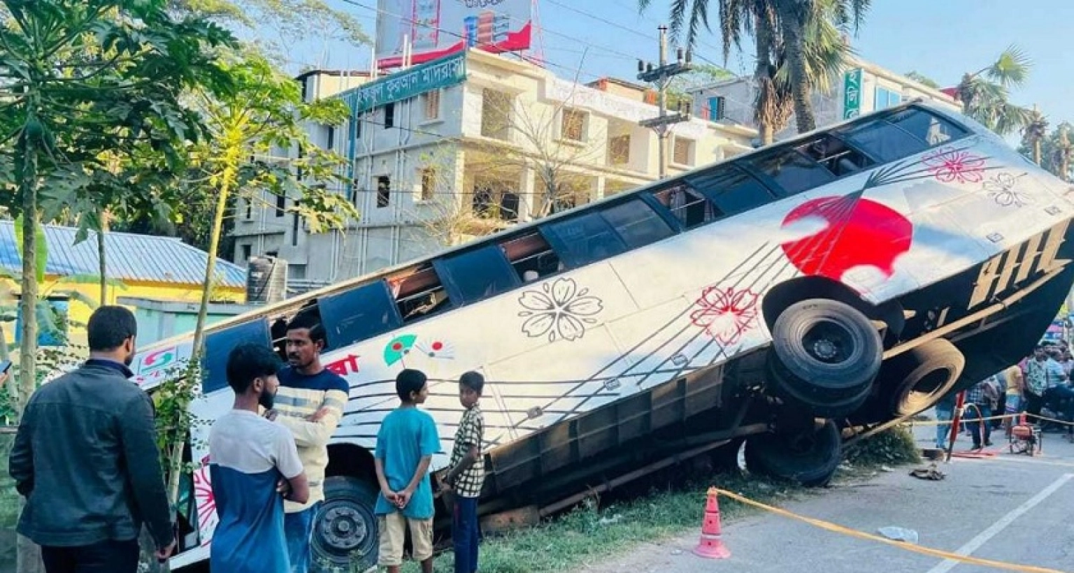 খাদে গিয়ে পড়ল যাত্রীবাহী বাস